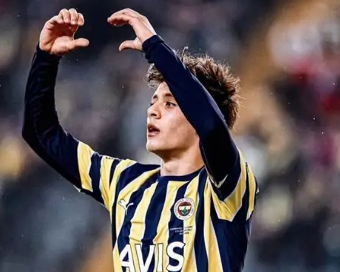 英超三强觊觎皇马中场居莱尔，球员留队意愿强烈