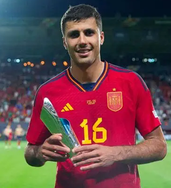 德拉富恩特谈西班牙队后腰配置：罗德里与苏维门迪可共筑中场防线